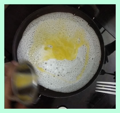 egg-appam-pouring-egg