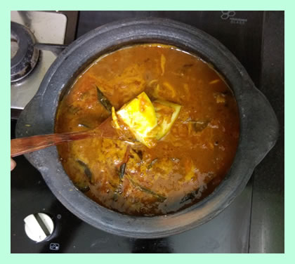 man-satti-fish-kulambu-cooking-adding-mangai