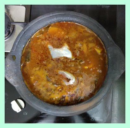man-satti-meen-kulambu-cooking-adding-fish