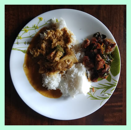 mutton-kuruma-with-mutton-fry-on-plate
