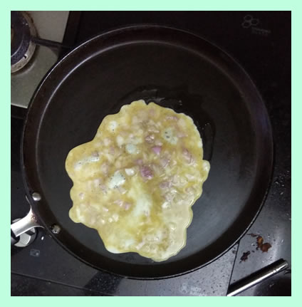 omelette-puring-in-a-pan