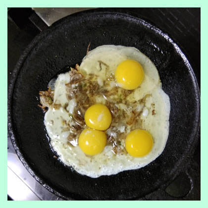scrambled-egg-break-four-eggs-on-the-hot-pan